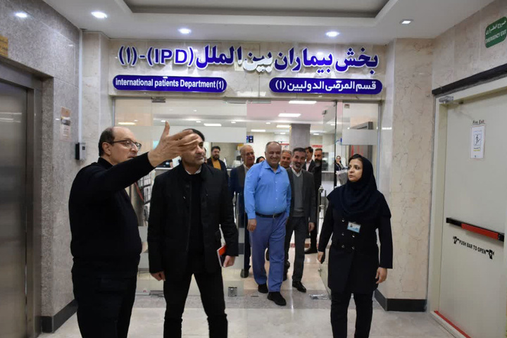 بازدید نماینده دفاتر مسافرتی بصره از بیمارستان میلاد اصفهان