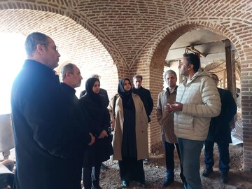 معاون اقتصادی استاندار قزوین از پروژه مرمت گراند هتل بازدید کرد