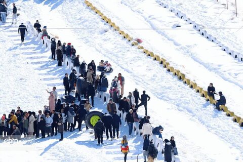 پیست اسکی بام سخوید، میزبان هزاران گردشگر در آدینه‌ای برفی