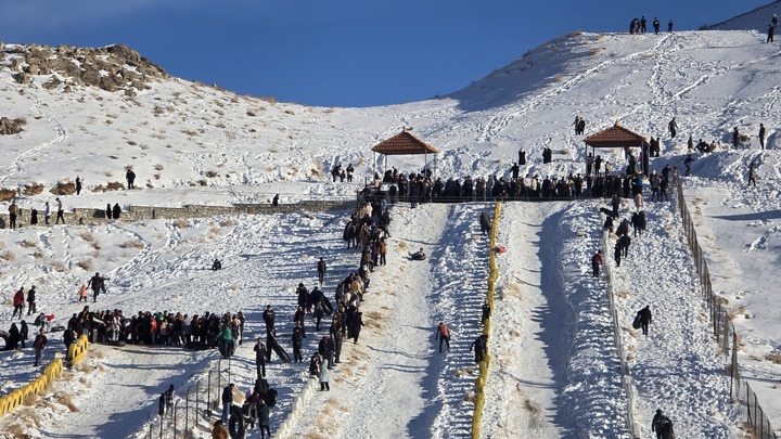 شور زمستانی گردشگران در پیست اسکی بام سخوید تفت