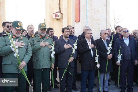 دیدار از گلزار شهدای همدان همزمان با آغاز دهه مبارک فجر