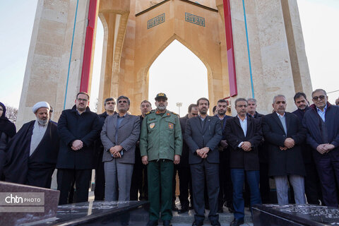 دیدار از گلزار شهدای همدان همزمان با آغاز دهه مبارک فجر