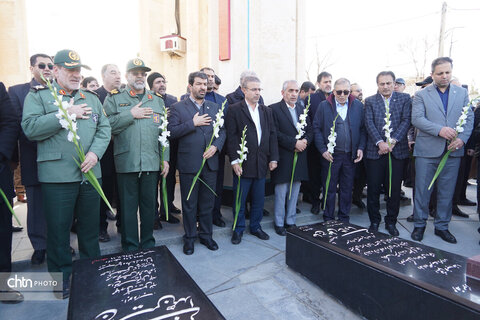 دیدار از گلزار شهدای همدان همزمان با آغاز دهه مبارک فجر