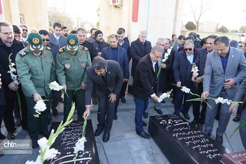 دیدار از گلزار شهدای همدان همزمان با آغاز دهه مبارک فجر