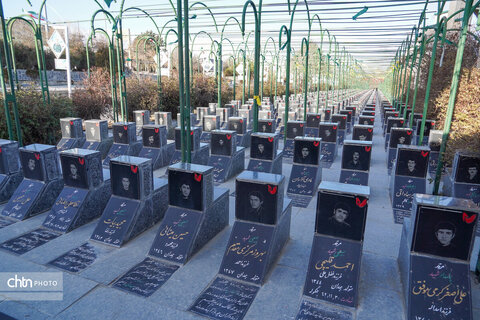 دیدار از گلزار شهدای همدان همزمان با آغاز دهه مبارک فجر