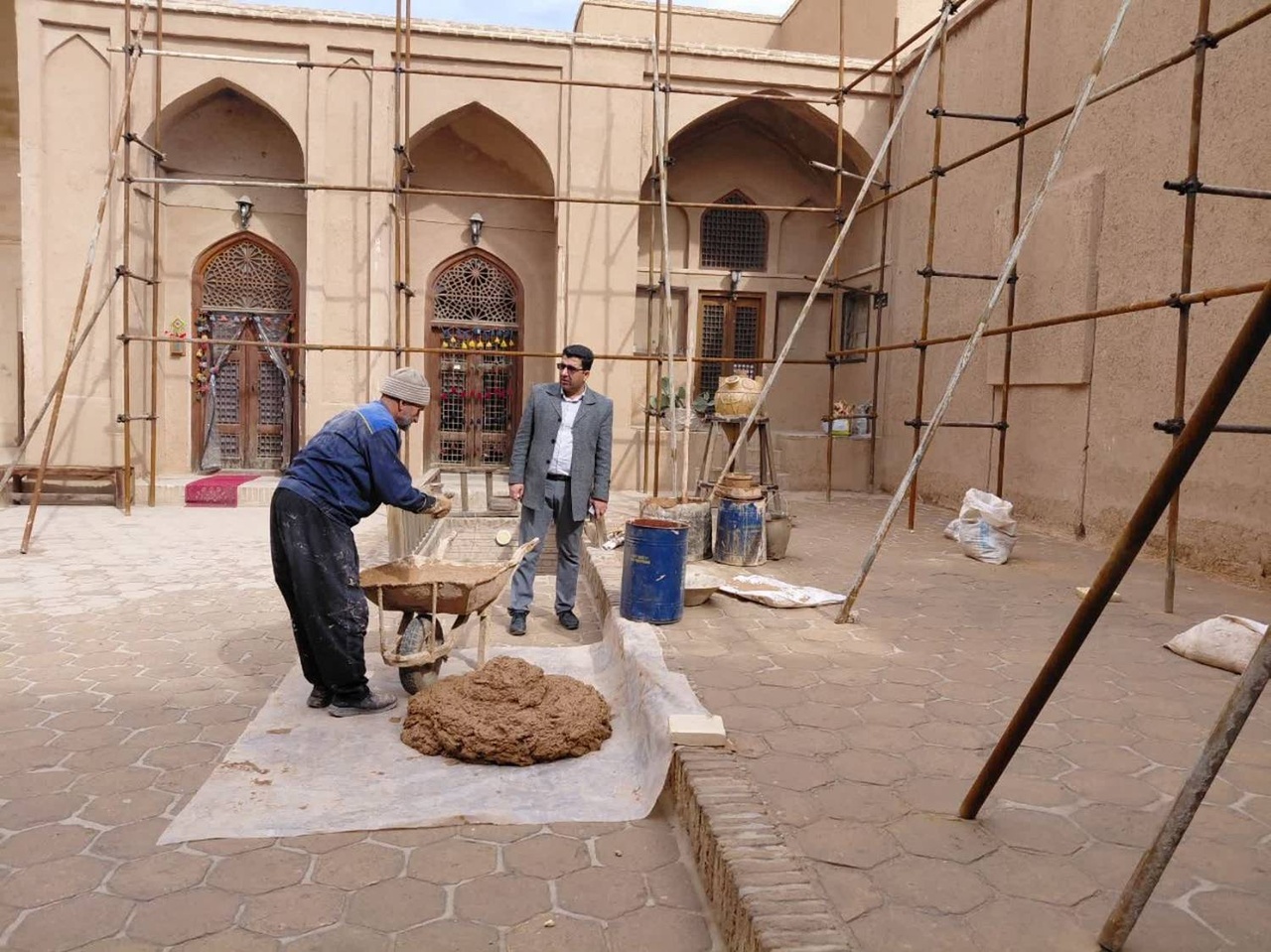 بررسی روند پیشرفت پروژه‌های خانه لاری‌ها و زندان اسکندر در بافت تاریخی یزد