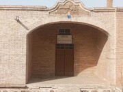 نصب درها و پنجره‌های درمانگاه تاریخی دهنو  استان مرکزی با هدف حفاظت و احیای بنای ارزشمند تاریخی