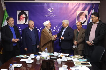 اعطای لوح تقدیر دستگاه برتر در اجرای برنامه‌های توسعه و ترویج فرهنگ اقامه نماز به مدیرکل میراث فرهنگی خراسان رضوی