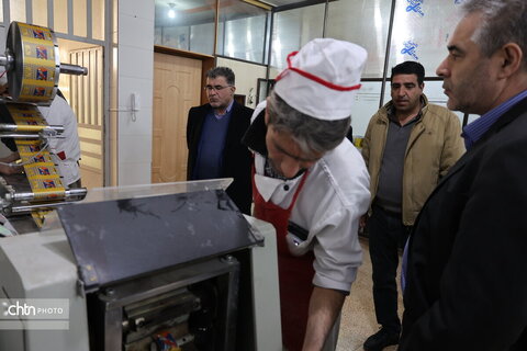 بازدید آقای ندایی از کارگاه‌های گز بلداجی چهارمحال و بختیاری