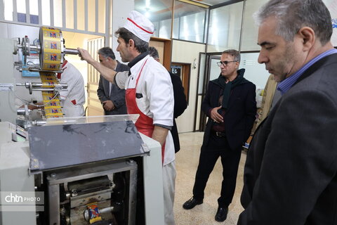 بازدید آقای ندایی از کارگاه‌های گز بلداجی چهارمحال و بختیاری