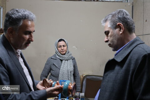 بازدید آقای ندایی از بازارچه صنایع‌دستی و هنرهای سنتی شهرکرد