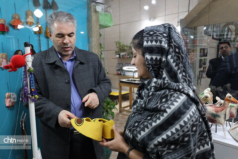 بازدید آقای ندایی از بازارچه صنایع‌دستی و هنرهای سنتی شهرکرد