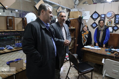 بازدید آقای ندایی از بازارچه صنایع‌دستی و هنرهای سنتی شهرکرد