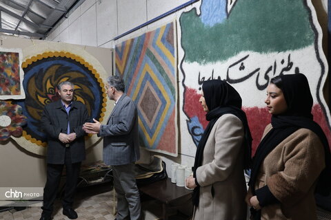 بازدید آقای ندایی از بازارچه صنایع‌دستی و هنرهای سنتی شهرکرد