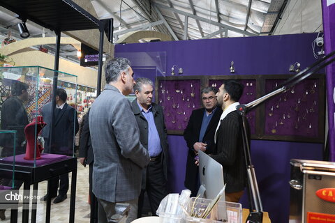 بازدید آقای ندایی از بازارچه صنایع‌دستی و هنرهای سنتی شهرکرد