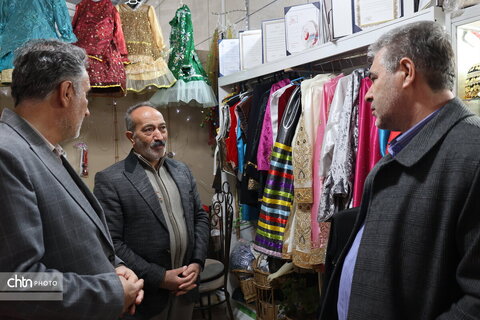 بازدید آقای ندایی از بازارچه صنایع‌دستی و هنرهای سنتی شهرکرد