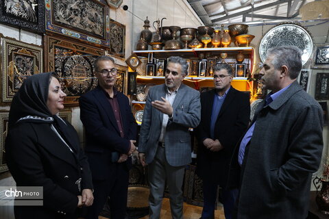 بازدید آقای ندایی از بازارچه صنایع‌دستی و هنرهای سنتی شهرکرد