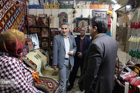 بازدید آقای ندایی از بازارچه صنایع‌دستی و هنرهای سنتی شهرکرد