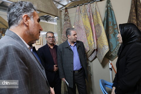 بازدید آقای ندایی از بازارچه صنایع‌دستی و هنرهای سنتی شهرکرد