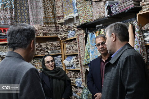 بازدید آقای ندایی از بازارچه صنایع‌دستی و هنرهای سنتی شهرکرد