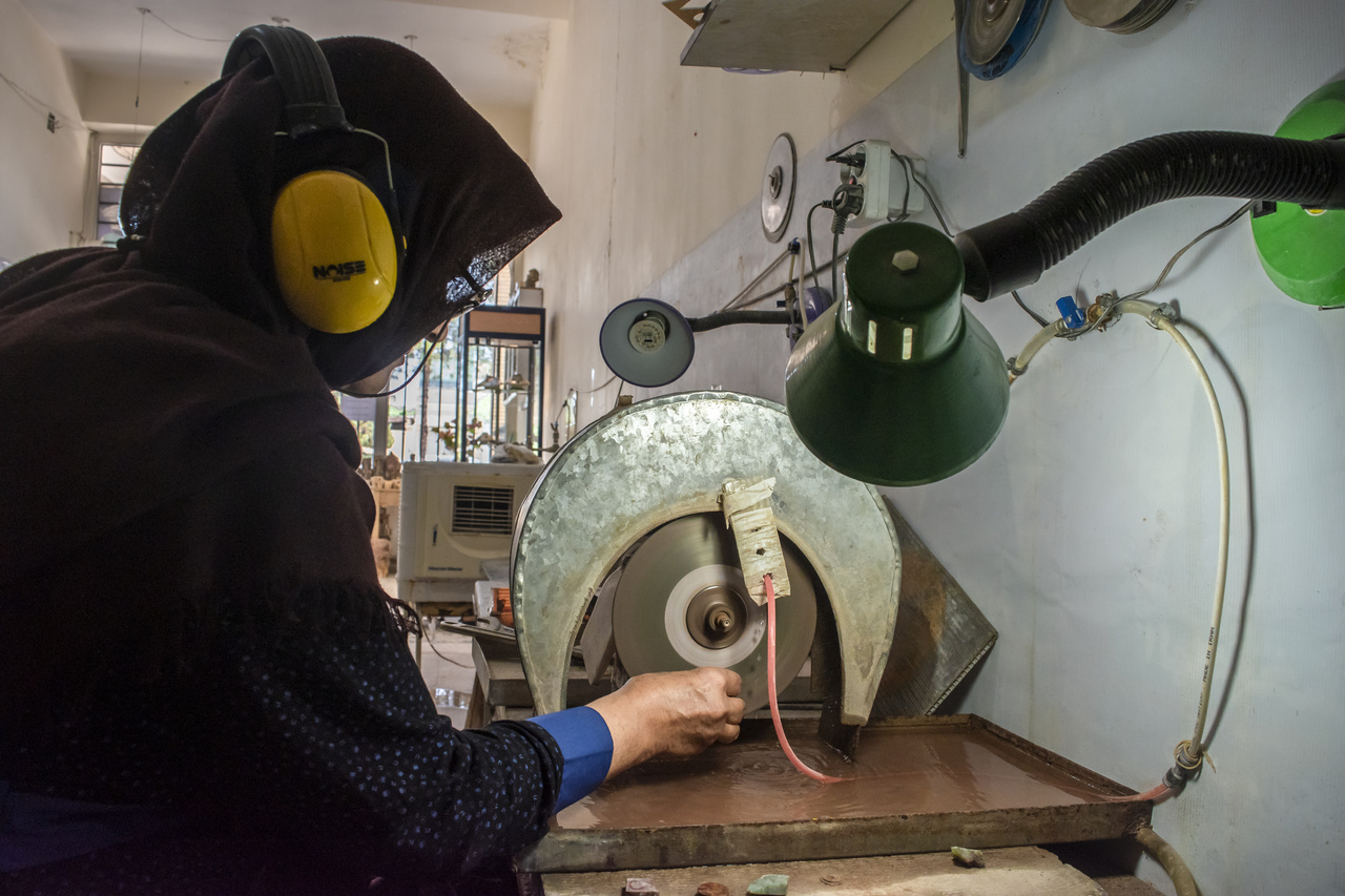 رشد آموزش‌های تخصصی تراش سنگ‌های قیمتی و نیمه‌قیمتی در سال ۱۴۰۴