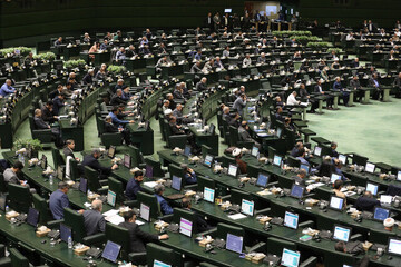 جلسه علنی مجلس آغاز شد/ بررسی ایرادات واگذاری مدیریت ایران خودرو در دستور کار نمایندگان