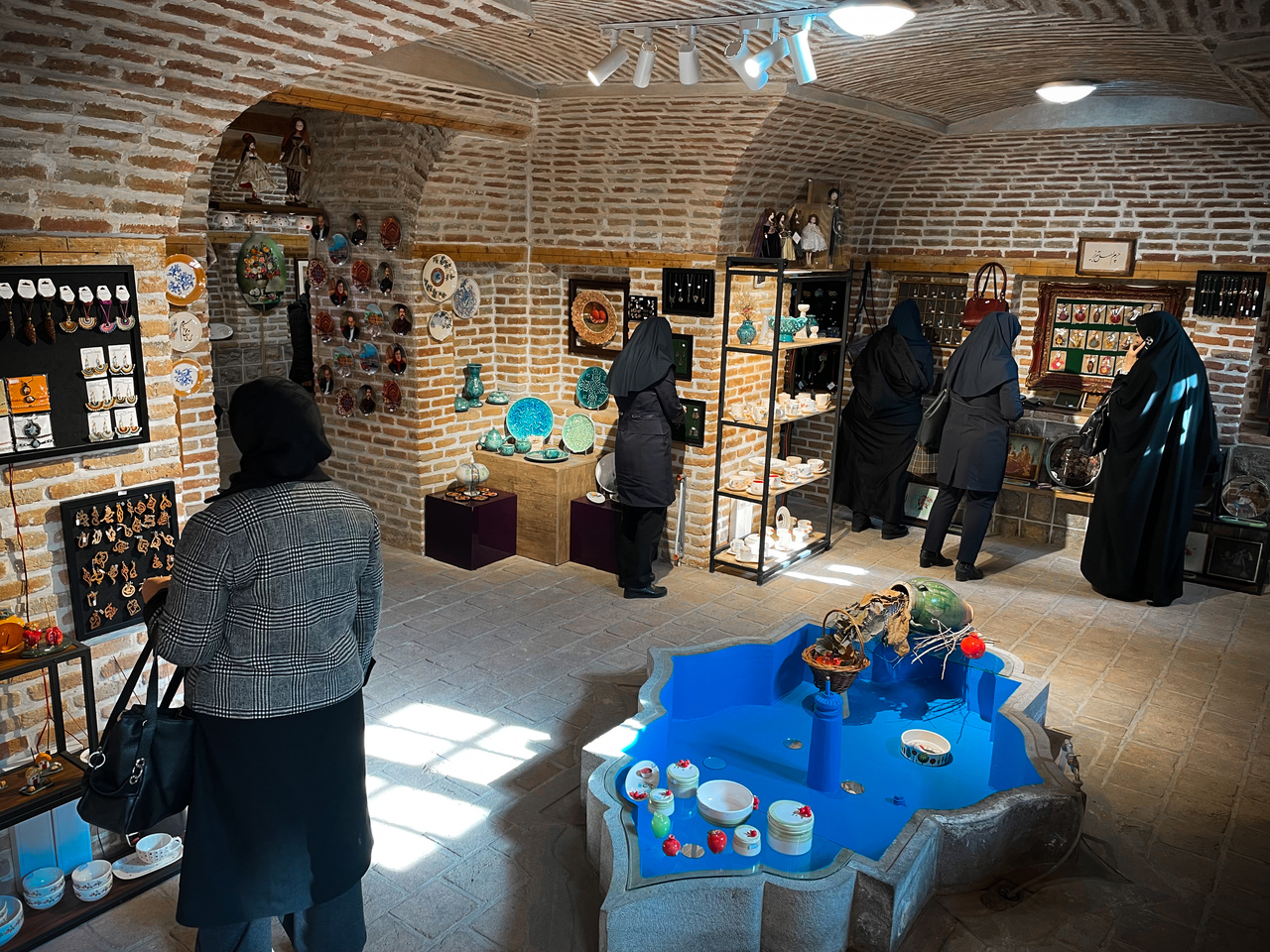 بازدید بانوان دستگاههای اجرایی از موزه هنر مکتب تبریز / تأکید بر نقش موزهها در ارتقای نشاط اجتماعی و سواد فرهنگی