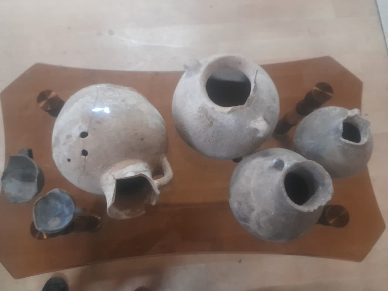 کشف چهار کوزه سفالی در تپه انذر طارم