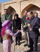 بازدید استاندار قزوین از کاروانسرای شاه عباسی آوج و صحبت با هنرمندان صنایع دستی