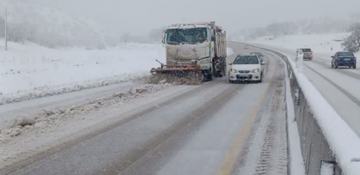 بازگشایی ایمن محورهای کرمانشاه با برف‌روبی بیش از ۴۷۰۰ کیلومترباند/ ۸۵ خودروی گرفتار در برف امدادرسانی شدند