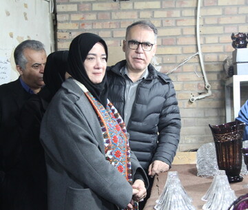 بازدید معاون صنایع دستی از شرکت تولیدی پارسا کریستال قزوین
