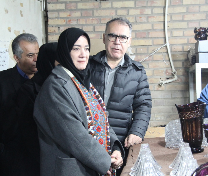 بازدید معاون صنایع دستی از شرکت تولیدی پارسا کریستال قزوین
