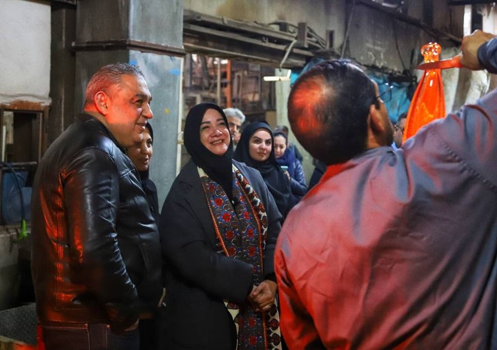 بازدید معاون صنایع‌دستی و هنرهای سنتی کشور از کارگاه شیشه‌گری سنتی در قزوین/ بررسی و رفع چالش‌های حوزه آبگینه