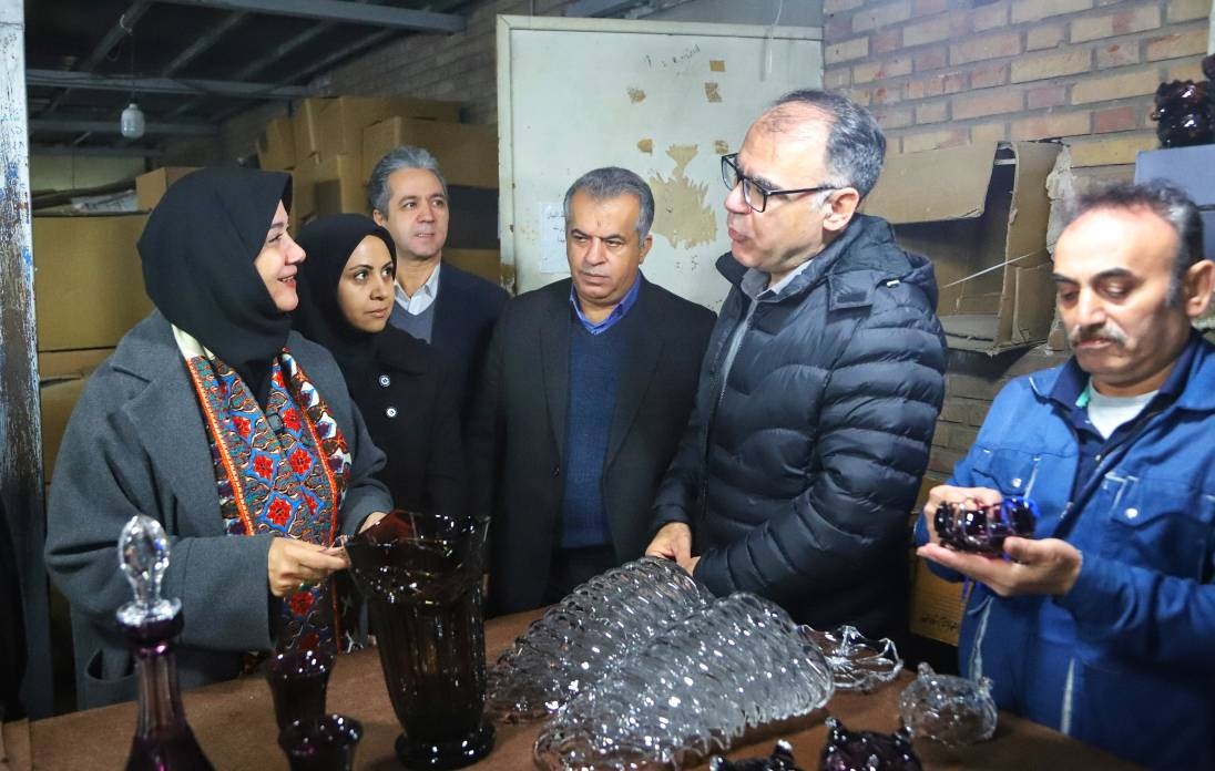 بازدید معاون صنایعدستی و هنرهای سنتی کشور از کارگاه شیشهگری سنتی در قزوین/ بررسی و رفع چالشهای حوزه آبگینه