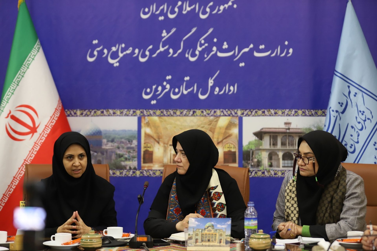 نشست معاون صنایعدستی و هنرهای سنتی کشور با کارکنان ادارهکل میراث فرهنگی قزوین/ ضرورت همدلی و رفع مشکلات نیروی انسانی