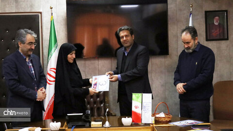 تجلیل از بانوان هنرمند صنایع دستی قم