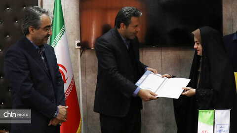 تجلیل از بانوان هنرمند صنایع دستی قم