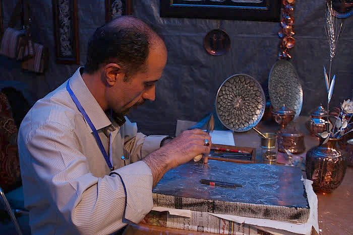 بهره‌گیری از ظرفیت استادان پیشکسوت برای ارتقای آموزش و نظارت صنایع‌دستی فارس