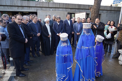 ادای احترام معاون حقوقی رئیس جمهوری به مقام ابوعلی سینا