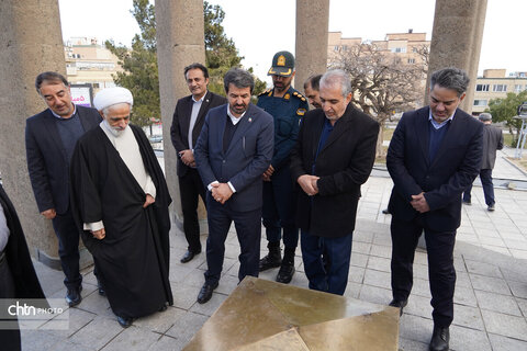 ادای احترام معاون حقوقی رئیس جمهوری به مقام ابوعلی سینا