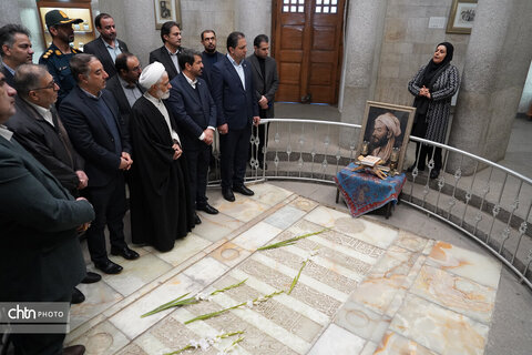 ادای احترام معاون حقوقی رئیس جمهوری به مقام ابوعلی سینا