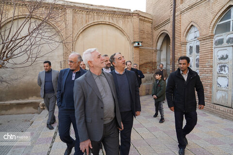 مدیرعامل صندوق توسعه و احیای بناهای تاریخی و فرهنگی از قلب تاریخی نهاوند بازدید کرد.