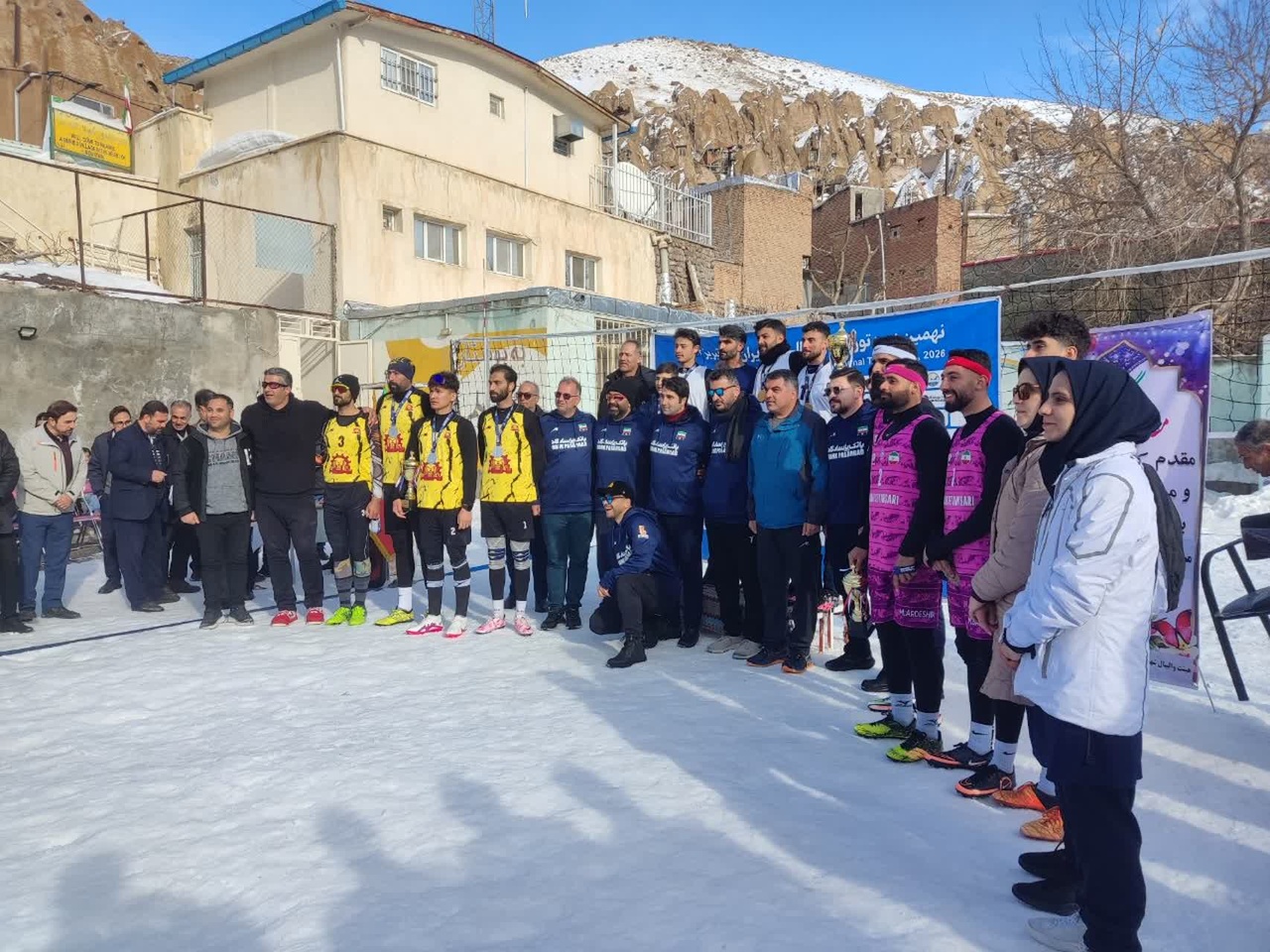 آیین اختتامیه نهمین دوره تور ملی والیبال برفی ایران در کندوان برگزار شد/ عجبشیر بر بام والیبال برفی کشور ایستاد/ همنشینی ورزش ملی و آیینهای بومی در روستای جهانی