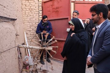 بازدید مشاور وزیر میراث‌فرهنگی از کارگاه هنر کهن موتابی در شهر تاریخی میبد