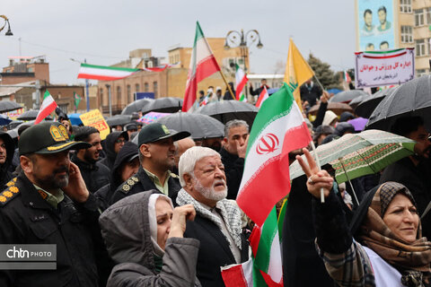 راهپیمایی ۲۲ بهمن ارومیه در یک روز بارانی