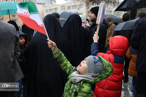 راهپیمایی ۲۲ بهمن ارومیه در یک روز بارانی