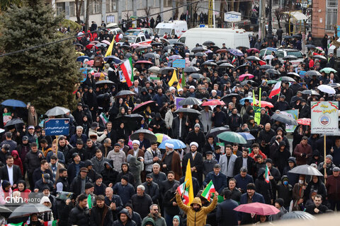 راهپیمایی ۲۲ بهمن ارومیه در یک روز بارانی
