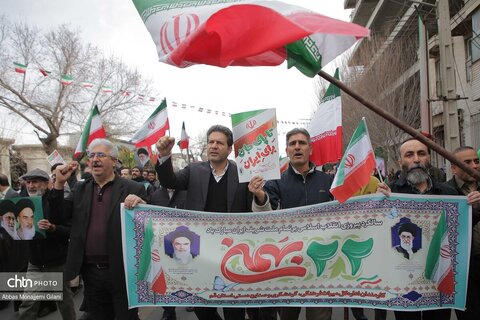 راهپیمایی پرشور مردم قم در روز 22 بهمن