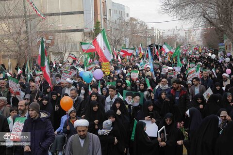 راهپیمایی پرشور مردم قم در روز 22 بهمن