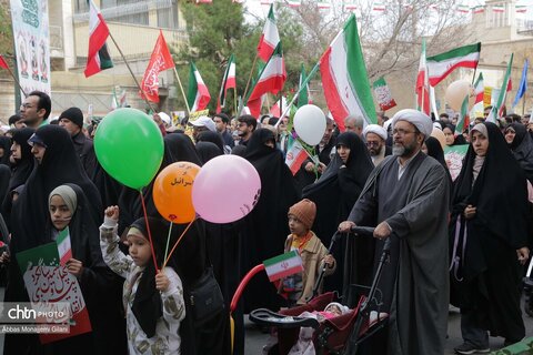 راهپیمایی پرشور مردم قم در روز 22 بهمن